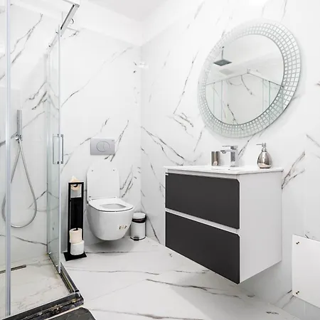 White Titanic Apartment Navodari