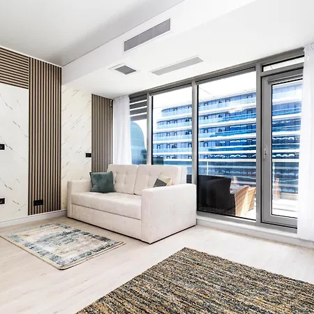 White Titanic -luxury Turism Aparthotel Navodari