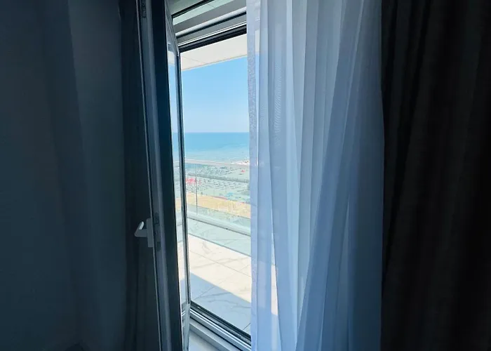 White Titanic -luxury Turism Aparthotel Navodari