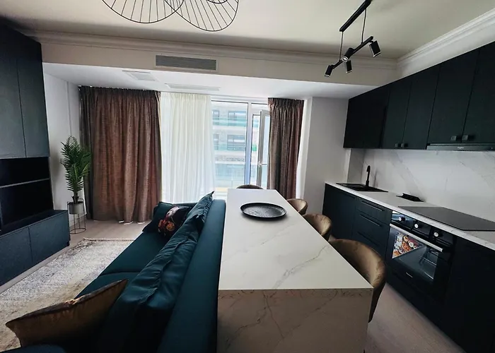 White Titanic -luxury Turism Aparthotel Navodari