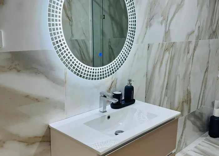 White Titanic -luxury Turism Aparthotel Navodari